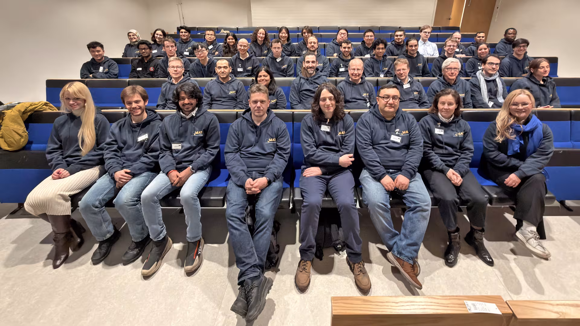 Osanottajat luentosalissa